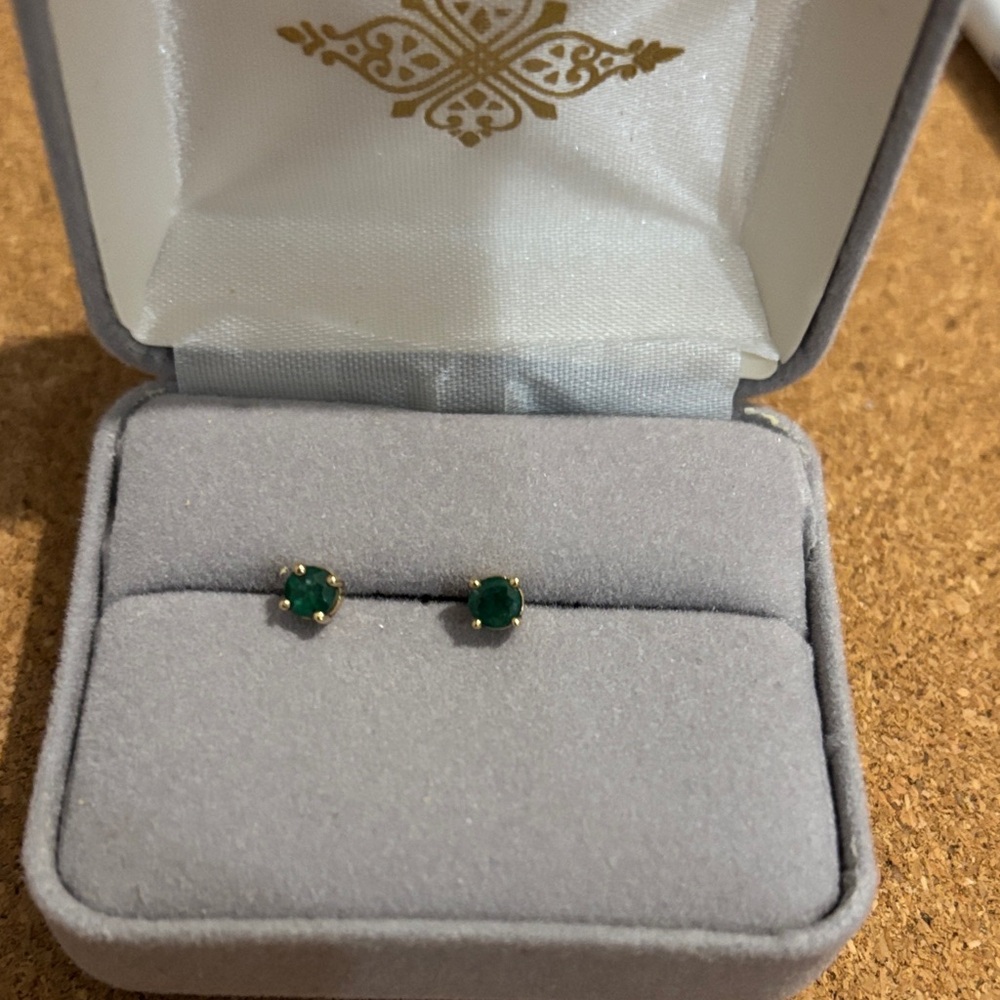 Elegant Emerald and gold studs
